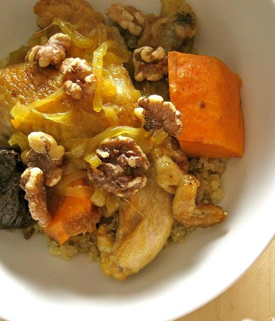 1. Этап. Куриные крылышки с бататом и черносливом: 5. Осторожно переложите курицу и картофель в большое блюдо, в котором будете подавать свой шедевр. Прокипятите оставшийся сок еще несколько минут и залейте им курятину и картофель-батат. При желании украсьте блюдо дроблеными грецкими орехами и подавайте на стол.