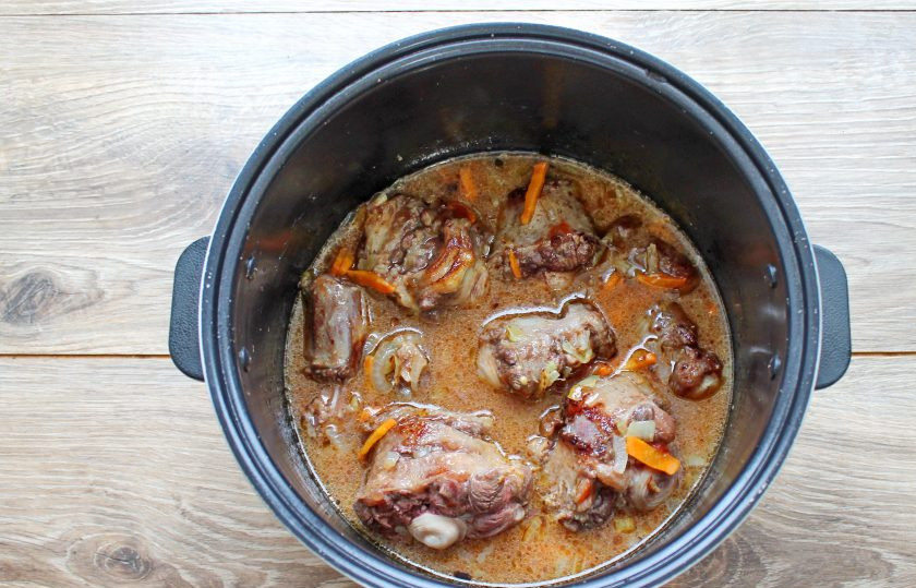 1. Этап. Говяжьи хвосты в мультиварке: Все посолите, перемешайте и влейте в чашу мультиварки воду.