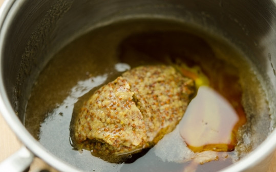 1. Этап. Лосось с персиками: Добавьте горчицу, соевый соус, натертый имбирь и оливковое масло. Хорошо все перемешайте и доведите до кипения.