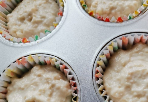 1. Этап. Кексы грушевые: Аккуратно и быстро перемешать густое тесто. Заполнить на 2/3 бумажные капсулы. *Бумажные капсулы желательно взять хорошего качества.