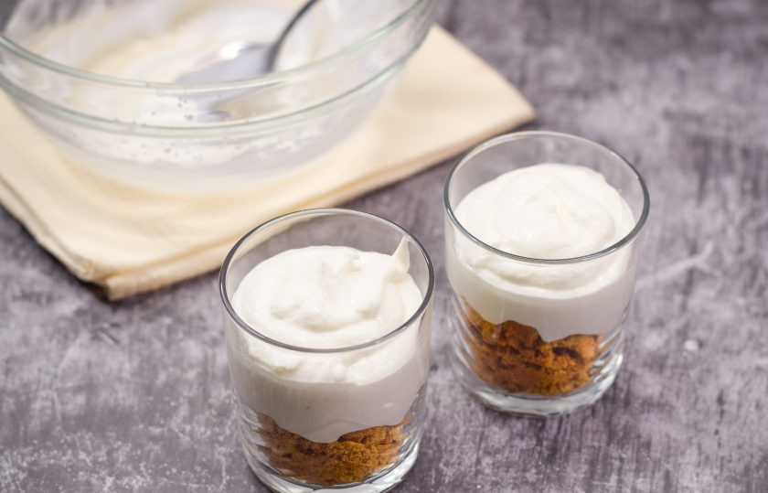 1. Этап. Вишневый десерт: Далее наполните стаканы кремом.