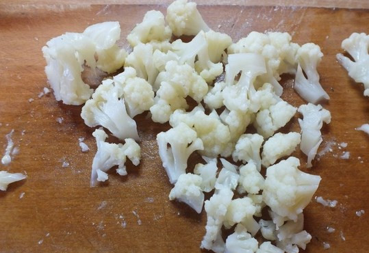 1. Этап. Салат из цветной капусты с яйцом: Отварную капусту тоже режем.