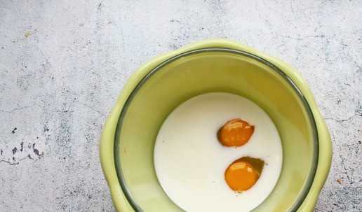 1. Этап. Панкейки с сыром и ветчиной: В молоко разбейте яйца, добавьте соль, сахар и перемешайте до однородности.