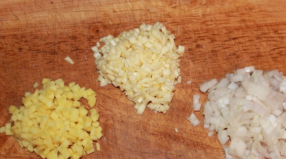 1. Этап. Соус для устриц: Мелко нарубите имбирь, лук и чеснок.