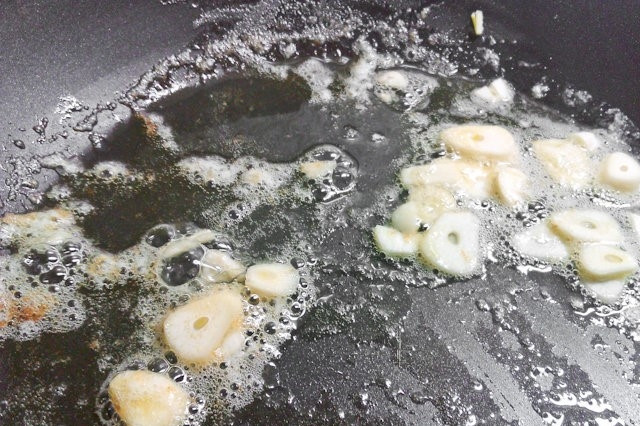 1. Этап. Фетучини с морепродуктами в сливочном соусе: 1. Перед тем как приготовить фетучини с морепродуктами в сливочном соусе, займитесь чесноком. Очистите и порежьте его на куски. Разогрейте на сковороде сливочное масло, пожарьте в нем чеснок.