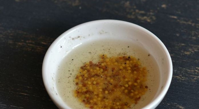 1. Этап. Салат из свеклы без майонеза: Первым делом для этого салата вам понадобится приготовить заправку. Для этого в отдельной небольшой пиалочке смешайте растительное масло, горчицу в зернах и перец. Все тщательно перемешайте.