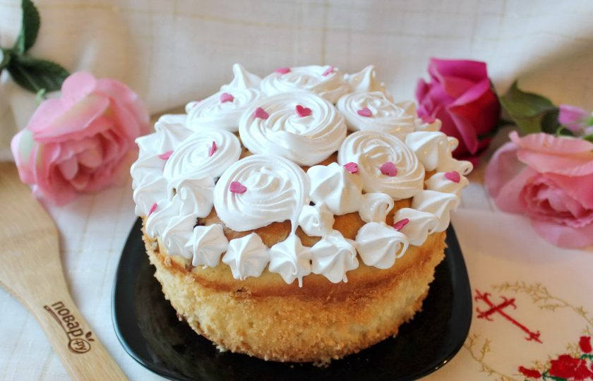 1. Этап. Кулич с меренгой: С помощью кулинарного мешка с насадкой украсьте куличи узорами из меренги. Пасхальный кулич готов.