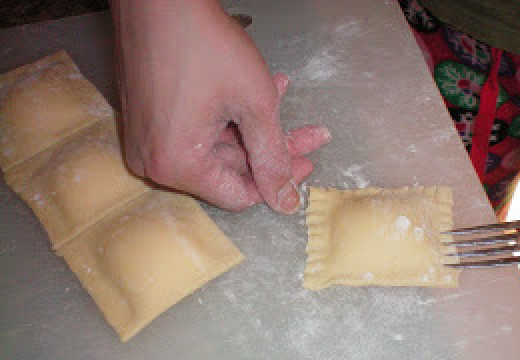 1. Этап. Равиоли с творогом: Вилочкой запечатайте края. Можно пользоваться специальной формой для равиолей.