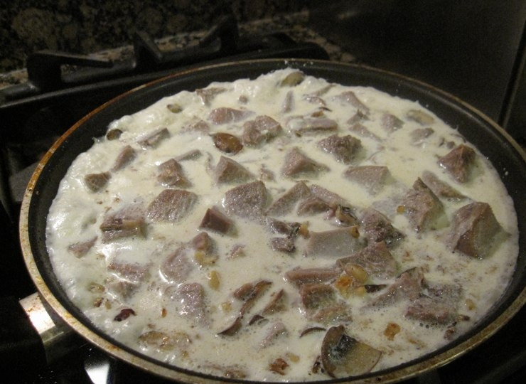 1. Этап. Язык под соусом бешамель: 7. Соус следует влить к языку и грибам и тушить еще около 15 минут на слабом огне.