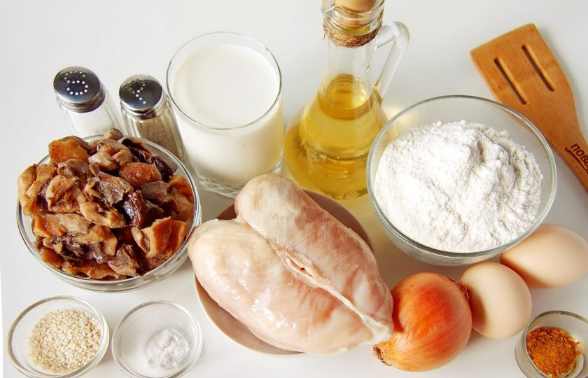 1. Этап. Заливной пирог с курицей и грибами: Подготовьте все ингредиенты.