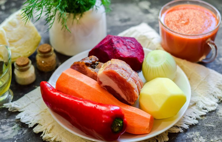 1. Этап. Казацкий борщ: Подготовьте все ингредиенты. Овощи очистите, вымойте и просушите.