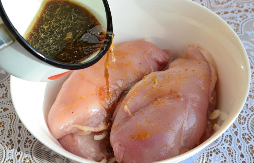 1. Этап. Курочка под шубкой: 4. Заливаем нашу грудку и оставляем ее на 20 минут.