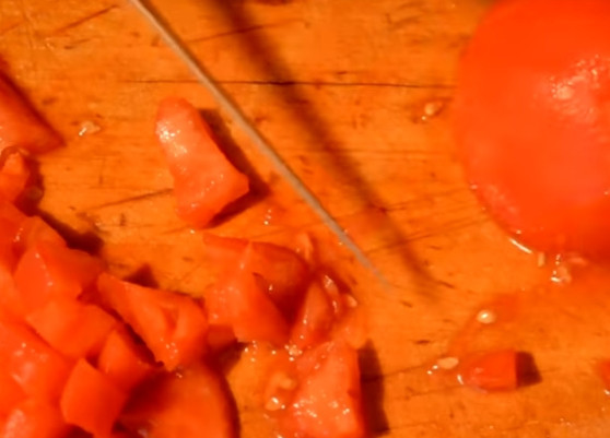 1. Этап. Самая вкусная баклажанная икра Сырая: 3. Очищенные томаты измельчаем небольшим кубиком.