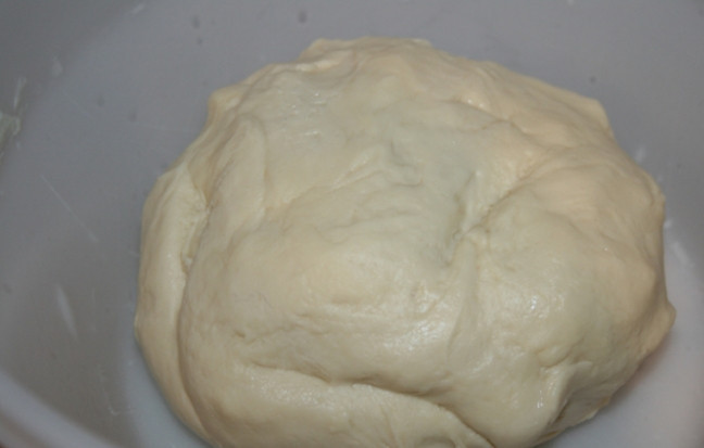 1. Этап. Китайские пирожки на пару: 3. Замешиваю плотное тесто и накрываю его полотенцем, оставляю при комнатной температуре на 2 часа.