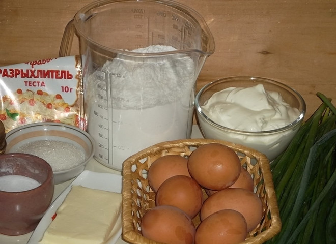 1. Этап. Пирог с луком и яйцами: 1. Вот такой набор ингредиентов мы будем использовать. Первым делом поставьте вариться 4 яйца (вкрутую).