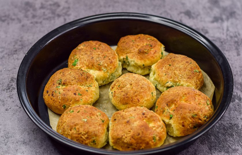 1. Этап. Творожные булочки с зеленью: Выпекайте булочки в духовке при температуре 180 градусов 25-30 минут.