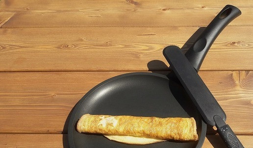 1. Этап. Кукси-корейский холодный суп: Яйца взбить, влить на разогретую антипригарную сковороду В процессе приготовления завернуть в трубочку, остудить.