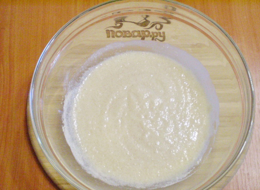 1. Этап. Классический манник на кефире: Смешайте кефир с манкой и с сахаром и оставьте в тепле на 1 час.
