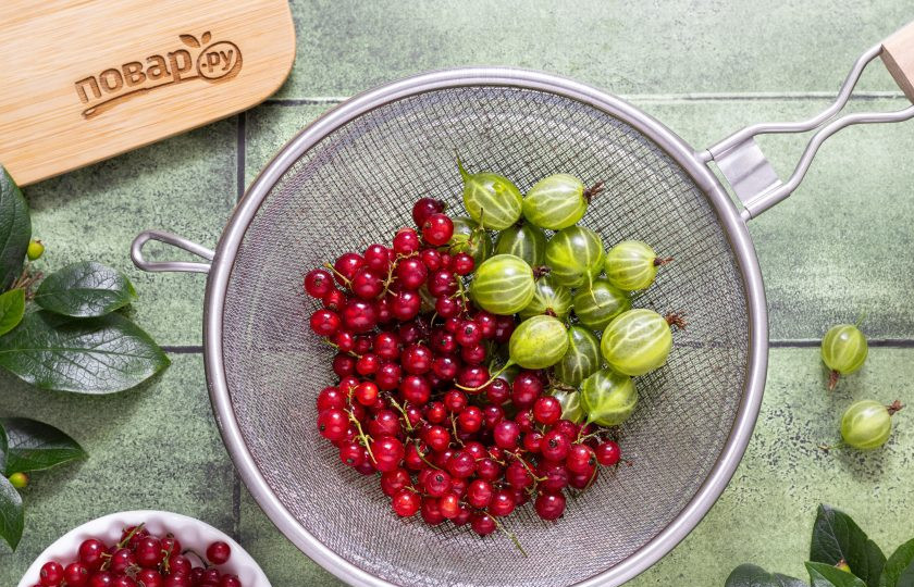 1. Этап. Варенье из крыжовника и красной смородины: Ягоды помойте, откиньте на сито и дайте стечь лишней воде.