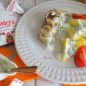 Кета-гриль с соусом Я буду делать кефир на ночь из закваски для кефира Oursson и отборного молока, как указано на упаковке. На утро получается очень густой, вкусный и питательный домашний кефир. Я в кефире буду мариновать стейки кеты, чтобы потом их запечь на решётке в духовке. Такие стейки рыбы можно сделать на природе на мангале на решётке. Рыба маринуется быстро, получается нежная, сочная и очень вкусная. Я буду делать на обед на двоих. Взяла два стейка кеты примерно по 200 г. Помыла, обсушила бумажным полотенцем, натёрла солью. Порезала лук кольцами положила в посуду к рыбе, налила кефир домашний и поперчила. Руками аккуратно промазала всю рыбу кефиром. Кефир густой, просто замечательный! Накрыла крышкой и дала постоять минут 15-20 помариноваться. Пока маринуется рыба, сделаю соус из этого же кефира, свежего укропа и зелёного лука. Зелень мелко порубила и отправила в баночку с кефиром, посолила и поперчила по вкусу. Перемешала. Соус получился из кефира, сделанного с закваской Oursson, ничуть не хуже, чем я делаю иногда из сметаны. Рыба замариновалась. Я её поставлю в духовку, выложив на решётку. Поверх рыбы я положу кольца лука из под маринада. В самый низ духовки поставлю поддон, в который будет капать сок в процессе готовки. Духовку нужно нагреть до т- 200 С Стейки делала 15 минут. Этого мне хватило. Рыба готова. Кету-гриль я подам с отварным картофелем, помидором, полив всё кефирно-укропным соусом.