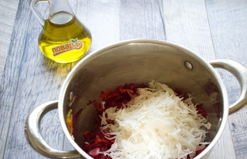 1. Этап. Легкий свекольный суп без картошки: Следующая - тонко нашинкованная капуста, перемешайте. Готовьте еще 2 минуты.