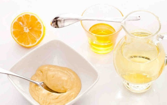 1. Этап. Салат из авокадо, яиц и огурцов: И теперь готовим заправку . Смешаем оливковое масло, горчицу, мед, лимонный сок, соль и перец.