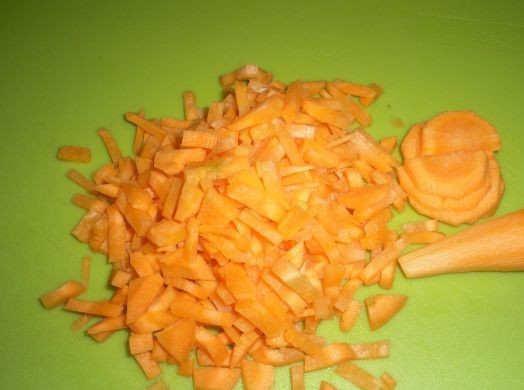 1. Этап. Гуляш из фасоли: Чистим морковку, нарезаем соломкой.