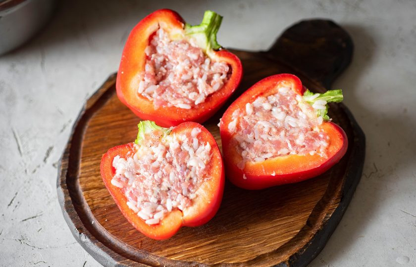 1. Этап. Фаршированные перцы в аэрогриле: Заполните каждую половинку перца начинкой из фарша.