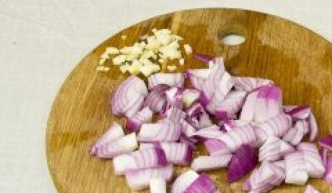 1. Этап. Вегетарианский суп-пюре из чечевицы: Лук крупно порубить. Чеснок мелко нарезать.