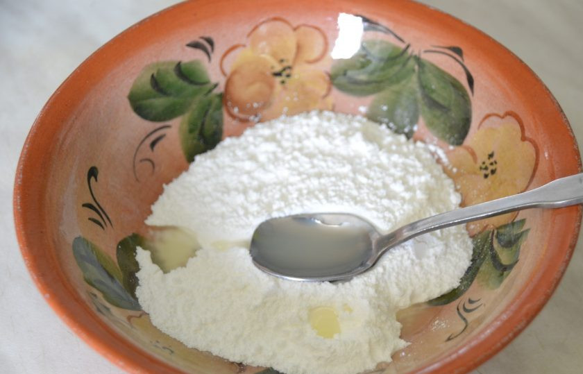 1. Этап. Мини-куличики на Пасху: Подготовьте сахарную глазурь из 100 грамм сахарной пудры и 2 ст.ложек лимонного сока. Если глазурь будет жидкой, добавьте сахарную пудру и наоборот. С помощью ложки или кисти нанесите глазурь на поверхность куличиков, украсьте сахарной посыпкой.