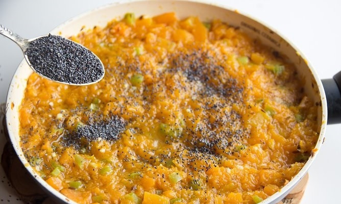 1. Этап. Тушеная в сковороде тыква: 5. Осталось только добавить мак, аккуратно перемешать и тушеная в сковороде тыква готова к подаче. Приятного аппетита!