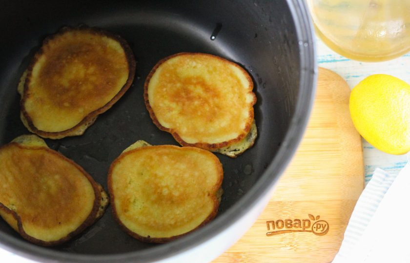 1. Этап. Оладьи в мультиварке: Активируйте в мультиварке режим 