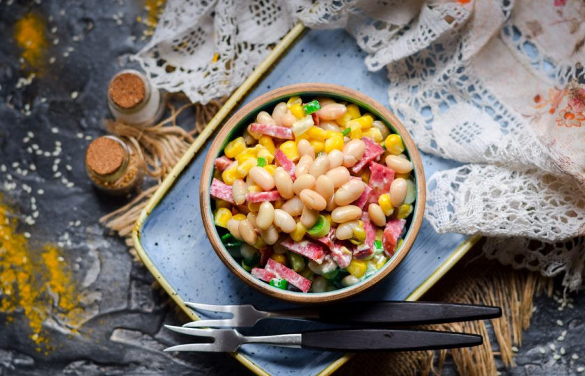 1. Этап. Салат с кукурузой, колбасой и фасолью: Приятного вам аппетита!