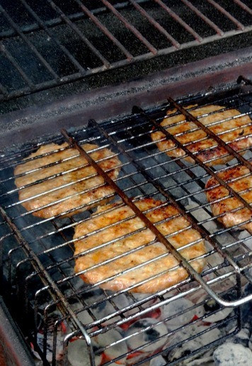 1. Этап. Бургер-гриль красный бархат: Жарить до румяного состояния, переворачивая решетку.