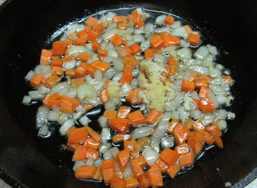 1. Этап. Тушеная курица с оливками и фасолью: Добавьте измельченный чеснок и тертый имбирь, жарьте 1 минуту.