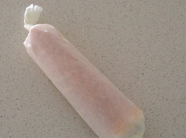 1. Этап. Бисквитный рулет с брусничным суфле: 10. В небольшую кастрюлю выложите бруснику, 75 г сахара, палочку корицы, залейте все водой. Доведите до кипения, затем варите на медленном огне в течение 20 минут. Затем выберите палочку корицы и остудите. Отсуженный бисквит смажьте брусничной начинкой и взбитыми сливками (взбейте сливки до плотных пиков, добавив щепотку соли, либо купите готовые взбитые сливки). Аккуратно заверните в рулет и в бумагу.