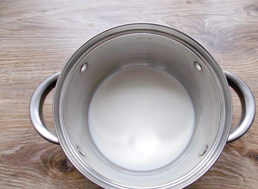 1. Этап. Салеп: В кастрюлю налейте молоко, добавьте порошок салепа и перемешайте.