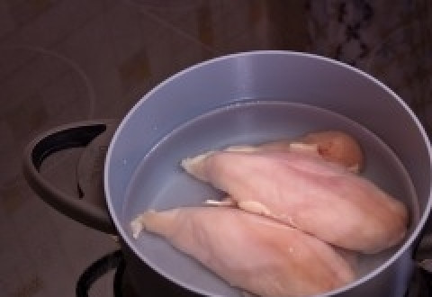 1. Этап. Салат Валентина: Отварите куриное филе. На это уйдёт 20 минут.