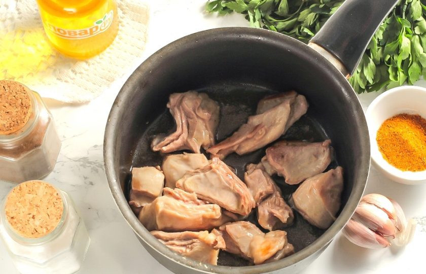 1. Этап. Баранина с картофелем и грибами: Мясо должно запечататься (обжариться, чтобы сок остался внутри) и подрумяниться со всех сторон.