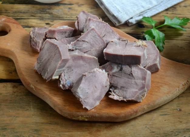 1. Stage. Beef tongue in batter: Boil your tongue in salted water for 4 hours, immediately place in ice water to make it easy to clean. Peel and cut into slices approximately 0.5 cm thick.