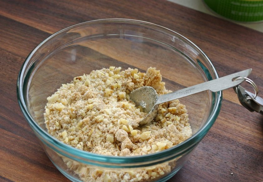 1. Этап. Штрудель с яблоками: Смешайте орехи с коричневым сахаром, 2 ст. л. обычного сахара и сухарями.