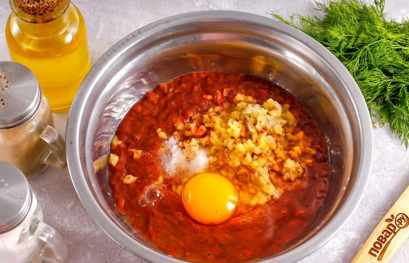 1. Этап. Печеночные оладьи с картофелем: Всыпьте соль, молотый черный перец и вбейте куриное яйцо. Тщательно вымешайте всю массу.