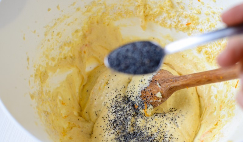 1. Этап. Маффины с маком: Добавить мак, йогурт, разрыхлитель и перемешать.