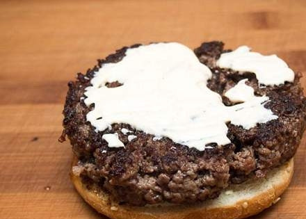 1. Этап. Бургеры из мраморной говядины: Выкладываем теперь котлету, и тоже смазываем соусом.