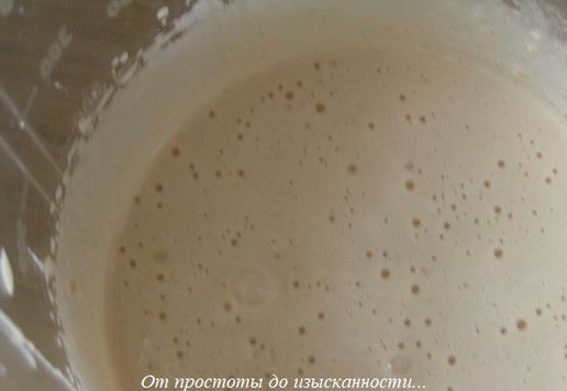 1. Этап. Миндальные птифуры с конфитюром: Взбейте до пышной массы.