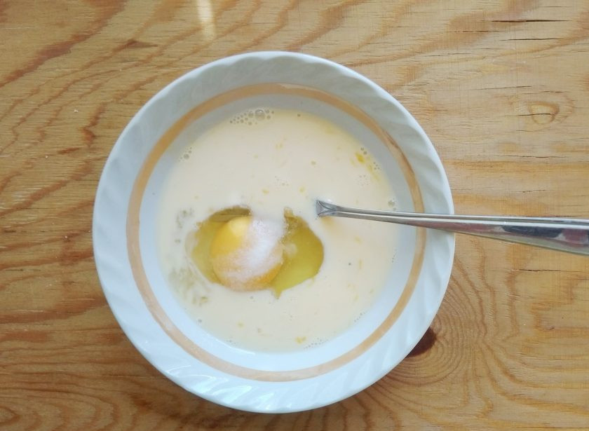 1. Этап. Гренки с корицей: 4. Яйца взбейте с сахаром, молоком и ванилином.