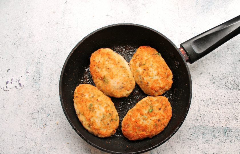 1. Этап. Котлеты из ротана: В сковородку налейте растительное масло и разогрейте на среднем огне. Выложите котлеты и обжаривайте в течение 4-5 минут с каждой стороны до румяной корочки и готовности. Снимите сковороду с огня и сразу подавайте котлеты к столу.