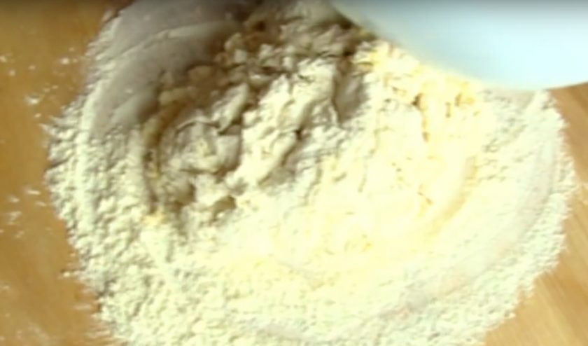 1. Этап. Жареные пирожки с вишней на кефире: 3. Тесто выложите на доску, обильно посыпанную мукой, и вымесите руками, пока оно не станет мягким.