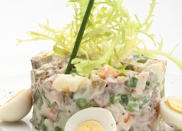 1. Этап. Салат Оливье со свежим огурцом: Соединить все ингредиенты в глубокой миске. Посолить, поперчить. Заправить майонезом и сметаной. Охладить в течение 1-2 часов. Выложить горкой в салатник и подать на стол!