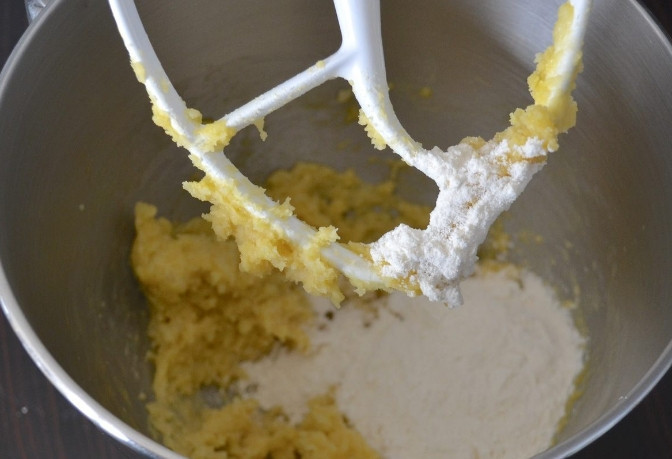 1. Этап. Чебуреки на заварном тесте: 4. С помощью миксера вымешивайте тесто, добавляя понемногу муку.